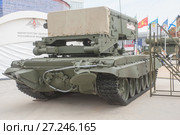 Тяжелый огнеметный комплекс ТОС-1А (ракетный комплекс залпового огня) на Международном военно-техническом форуме Армия-2017, вид сзади-сбоку. Редакционное фото, фотограф Малышев Андрей / Фотобанк Лори