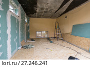 Ремонт в помещении частного дома, одна стена отделана гипсокартоновыми листами. Стоковое фото, фотограф Иванов Алексей / Фотобанк Лори