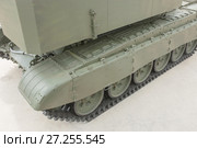 Транспортно - заряжающая машина ТЗМ-Т тяжелой огнеметной системы ТОС-1А (ракетный комплекс залпового огня и термобарическое оружие) на Международном военно-техническом форуме Армия-2017, вид сверху на гусеницу. Редакционное фото, фотограф Малышев Андрей / Фотобанк Лори