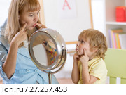 Cute kid boy at speech therapist office. Стоковое фото, фотограф Оксана Кузьмина / Фотобанк Лори
