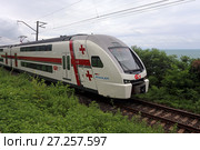 Современный двухэтажный поезд Stadler «Тбилиси — Батуми» на побережье Черного моря летом. Грузия (2017 год). Редакционное фото, фотограф Алексей Гусев / Фотобанк Лори