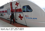 Двухэтажный поезд Stadler «Тбилиси — Батуми» на вокзале города Батуми. Грузия (2017 год). Редакционное фото, фотограф Алексей Гусев / Фотобанк Лори