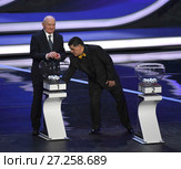 Финальная жеребьевка ЧМ по футболу ФИФА 2018 в России. Final Draw for the 2018 FIFA World Cup Russia. Легенды футбола Никита Симонян и Диего Марадона. (2017 год). Редакционное фото, фотограф Александр С. Курбатов / Фотобанк Лори
