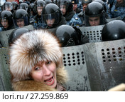 Полицейские в защитных шлемах со щитами на охране митинга (2007 год). Редакционное фото, фотограф Борис Кавашкин / Фотобанк Лори