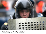 Полицейский в защитном шлеме с дубинкой и щитом (2007 год). Редакционное фото, фотограф Борис Кавашкин / Фотобанк Лори