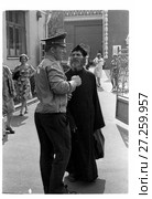 Разговор милиционера и священника на улице. Редакционное фото, фотограф Борис Кавашкин / Фотобанк Лори