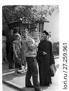 Милиционер разговаривает со священником на улице. Редакционное фото, фотограф Борис Кавашкин / Фотобанк Лори