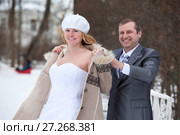 Жених помогает невесте накинуть на плечи полушубок. Стоковое фото, фотограф Кекяляйнен Андрей / Фотобанк Лори
