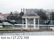 Город Тула. Ротонда на набережной Упы на фоне Тульского машзавода осенью (2017 год). Редакционное фото, фотограф Игорь Низов / Фотобанк Лори