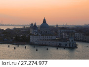 Галерея  Punta della Dogana и  Санта-Мария-делла-Салюте собор на закате. Венеция (2017 год). Стоковое фото, фотограф Виктор Карасев / Фотобанк Лори