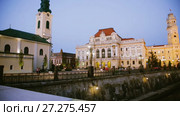 View of Oradea City Hall and river Crisul Repede in night, Romania (2017 год). Стоковое видео, видеограф Яков Филимонов / Фотобанк Лори