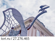 Ворон с кольцом на воротах Корвина, ведущих в Королевский дворец. Будапешт. Венгрия (2015 год). Редакционное фото, фотограф stargal / Фотобанк Лори