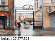 Вход на территорию Мытного рынка. Нижний Новгород (2017 год). Редакционное фото, фотограф Александр Щепин / Фотобанк Лори