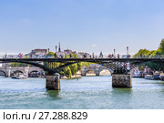 Мосты Arts и Pont Neuf в Париже над рекой Сена. Франция (2017 год). Редакционное фото, фотограф Николай Коржов / Фотобанк Лори