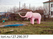 Фонтан "Розовый слон" в Ужуре (2017 год). Редакционное фото, фотограф Светлана Попова / Фотобанк Лори