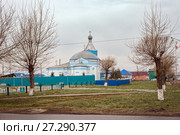 Вид на сквер воинской славы и городскую церковь в Ужуре (2017 год). Стоковое фото, фотограф Светлана Попова / Фотобанк Лори