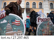 Мужчина выставляет баннеры с надписями "США" и "Россия" на Красной площади города Рыбинска, Россия (2017 год). Редакционное фото, фотограф Николай Винокуров / Фотобанк Лори