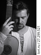 Man playing spanish renaissance instrument vihuela de mano. Стоковое фото, фотограф Дмитрий Черевко / Фотобанк Лори