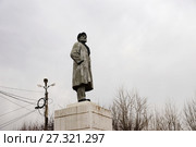 Ужур. Памятник Ленину в шапке-ушанке, на фоне неба. (2017 год). Редакционное фото, фотограф Светлана Попова / Фотобанк Лори