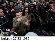 Илья Яшин выступает на несанкционированном мититнге "День свободных выборов" в Лермонтовском сквере города Москвы, Россия 24 декабря 2017. Редакционное фото, фотограф Николай Винокуров / Фотобанк Лори