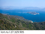 Вид на гряду Shikoku Mountain Ranges островки в море Seto Inland Sea. Площадка на горе Mt. Misen. Остров Itsukusima, Япония (2013 год). Стоковое фото, фотограф Кекяляйнен Андрей / Фотобанк Лори