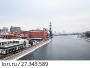 Город Москва. Вид на здание фабрики "Красный Октябрь" и памятник Петру Первому с Патриаршего моста пасмурным днём (2017 год). Редакционное фото, фотограф Игорь Низов / Фотобанк Лори