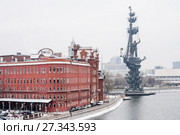 Город Москва. Вид на здание фабрики "Красный Октябрь" и памятник Петру Первому с Патриаршего моста осенним днём (2017 год). Редакционное фото, фотограф Игорь Низов / Фотобанк Лори