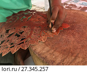 Craftsman carves leather. Стоковое фото, фотограф Александр Подшивалов / Фотобанк Лори