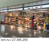 Souvenir shop at Ho Chi Minh airport (2017 год). Редакционное фото, фотограф Александр Подшивалов / Фотобанк Лори