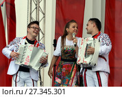 Марина Девятова и дуэт "Баян-Микс" выступают на концерте в День Победы (2016 год). Редакционное фото, фотограф Free Wind / Фотобанк Лори