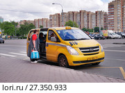Москва, улица Гарибальди, маршрутное такси (2017 год). Редакционное фото, фотограф Dmitry29 / Фотобанк Лори