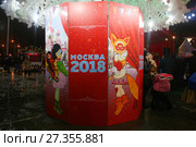 Праздничное оформление ярмарочной площадки. Москва, 2018. Чертаново, Кировоградская улица, фестиваль «Путешествие в Рождество» Редакционное фото, фотограф Щеголева Ольга / Фотобанк Лори
