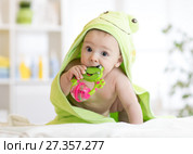 Baby with green towel after the bath biting toy. Стоковое фото, фотограф Оксана Кузьмина / Фотобанк Лори