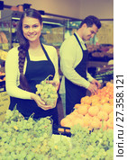 Smiling young woman and man selling fresh fruit. Стоковое фото, фотограф Яков Филимонов / Фотобанк Лори