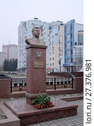 Липецк. Бюст И.В. Сталина около офиса КПРФ (вид со стороны улицы Плеханова) (2017 год). Редакционное фото, фотограф Илюхина Наталья / Фотобанк Лори