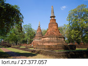 Две чеди на руинах старинного буддистского храма Wat Phra That солнечным днем. Кампаенг Пхет, Таиланд (2016 год). Стоковое фото, фотограф Виктор Карасев / Фотобанк Лори