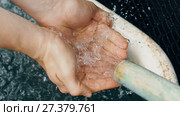 Stream of Water pouring on hands. Стоковое видео, видеограф Илья Шаматура / Фотобанк Лори