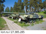 Советский танк Т-72М1с механическим минным тралом в экспозиции танкового музея солнечным днем. Парола, Финляндия (2017 год). Редакционное фото, фотограф Виктор Карасев / Фотобанк Лори