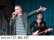 Солист рок-н-рольной группы "Bob and The Monsters" Василий Беля в джаз-клубе EverJazz. Екатеринбург. Редакционное фото, фотограф Евгений Ткачёв / Фотобанк Лори