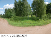 Старый километровый знак на обочине старой дороги (2017 год). Стоковое фото, фотограф Pukhov K / Фотобанк Лори