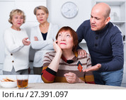 Mature man is warm apologizing to woman after quarrel. Стоковое фото, фотограф Яков Филимонов / Фотобанк Лори