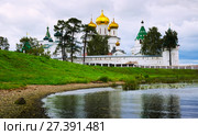 Male Ipatievsky Monastery at cloudy day in Kostroma, Russia (2016 год). Стоковое фото, фотограф Яков Филимонов / Фотобанк Лори