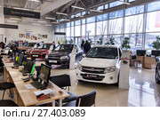 Продажа новых автомобилей Лада Калина, Лада Гранта и Лада Веста в автосалоне (2017 год). Редакционное фото, фотограф Евгений Ткачёв / Фотобанк Лори