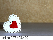 День святого Валентина, свадьба, любовь. Белые и красные яркие ажурные деревянные сердца на золотом фоне с пустым местом для написания текста поздравления или приглашения. Стоковое фото, фотограф Светлана Евграфова / Фотобанк Лори