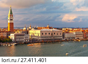 Italy. Venice. Top view of the Piazzetta San Marco, the Doge's Palace and Bell Tower Companile at sunset. Many tourists on the promenade of San Marco (2016 год). Стоковое фото, фотограф Виктория Катьянова / Фотобанк Лори