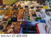 counter with seafood, Trouville-sur-mer, France (2016 год). Стоковое фото, фотограф Boris Breytman / Фотобанк Лори
