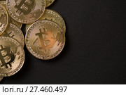 Золотые монеты Биткоин лежат на темном фоне. Стоковое фото, фотограф Иван Карпов / Фотобанк Лори