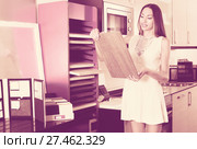 Pretty woman looking for modern stylish kitchen fronts. Стоковое фото, фотограф Яков Филимонов / Фотобанк Лори