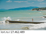 Россия, Дивноморское; Краснодарский, Побережье  Чёрного моря, лето, шторм, девушка делает сэлфи (2017 год). Редакционное фото, фотограф Александр Циликин / Фотобанк Лори