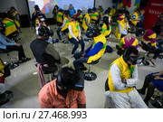 Зрители увлеченно смотрят фильм в VR-очках в кинотеатре виртуальной реальности в городе Сочи, Россия (2017 год). Редакционное фото, фотограф Николай Винокуров / Фотобанк Лори